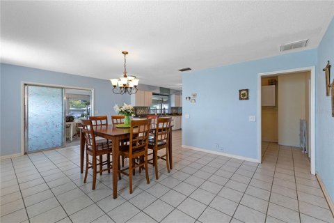 House in Winter Haven, Florida 3 bedrooms, 231.33 sq.m. № 1840433 - photo 13