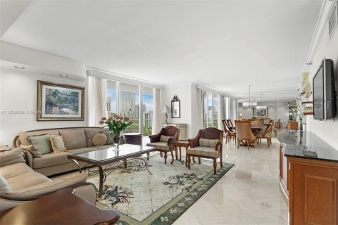 Condominio en venta en Aventura, Florida, 2 dormitorios, 169.55 m2 № 1830992 - foto 3