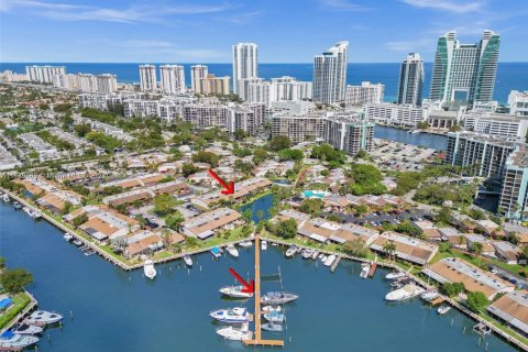 Купить виллу или дом в Халландейл-Бич, Флорида 2 спальни, 156.08м2, № 2062894 - фото 1