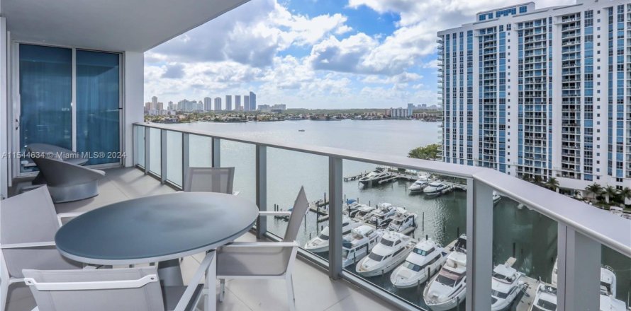 Condo in North Miami Beach, Florida, 2 bedrooms  № 1047049
