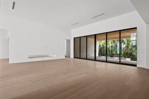 House in Tampa, Florida 5 bedrooms, 691.94 sq.m. № 1832898 - photo 9