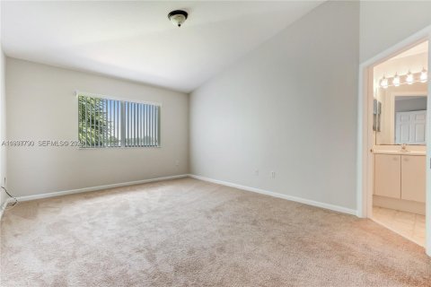 Townhouse in Miramar, Florida 3 bedrooms, 134.71 sq.m. № 1995790 - photo 10