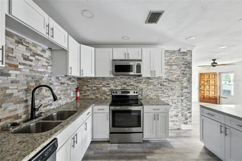 House in Orlando, Florida 3 bedrooms, 129.51 sq.m. № 1915321 - photo 8