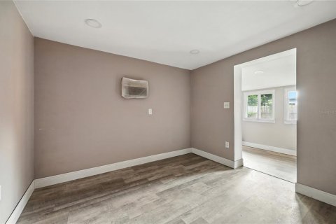 House in Orlando, Florida 3 bedrooms, 129.51 sq.m. № 1915321 - photo 9