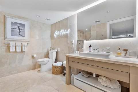 Condo in Miami Beach, Florida, 1 bedroom  № 2009723 - photo 29