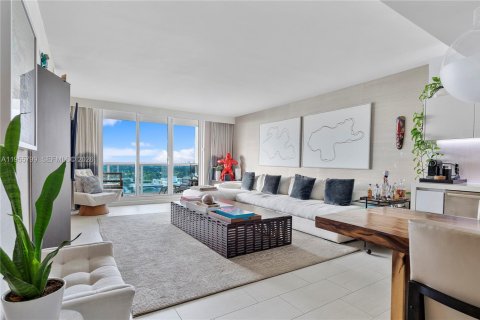 Condo in Miami Beach, Florida, 1 bedroom  № 2009723 - photo 2