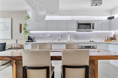 Condo in Miami Beach, Florida, 1 bedroom  № 2009723 - photo 15