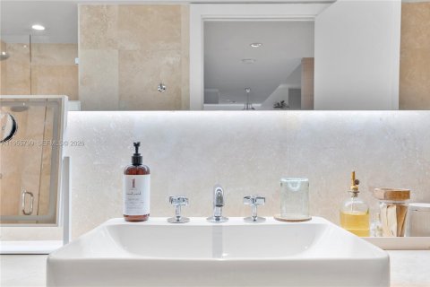 Condo in Miami Beach, Florida, 1 bedroom  № 2009723 - photo 30