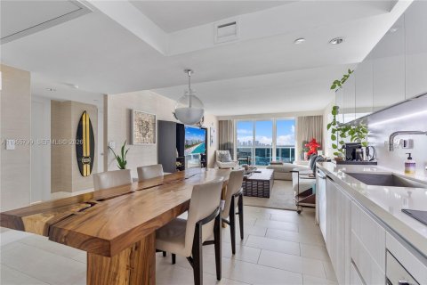 Condo in Miami Beach, Florida, 1 bedroom  № 2009723 - photo 17