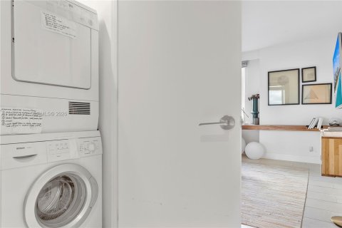 Condo in Miami Beach, Florida, 1 bedroom  № 2009723 - photo 27