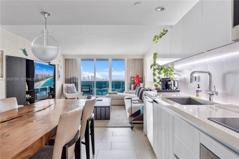 Condo in Miami Beach, Florida, 1 bedroom  № 2009723 - photo 16