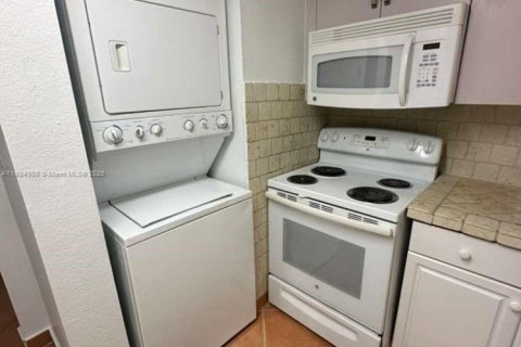 Condominio en alquiler en Hialeah Gardens, Florida, 2 dormitorios, 89.19 m2 № 1930564 - foto 3