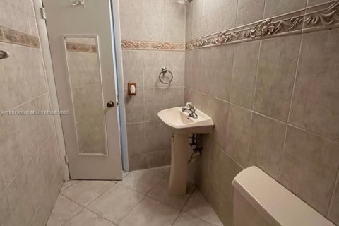 Condominio en alquiler en Hialeah Gardens, Florida, 2 dormitorios, 89.19 m2 № 1930564 - foto 23