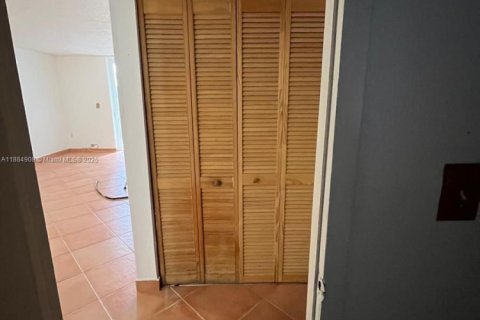 Condominio en alquiler en Hialeah Gardens, Florida, 2 dormitorios, 89.19 m2 № 1930564 - foto 9