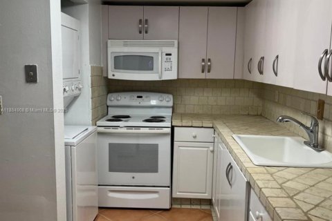 Condominio en alquiler en Hialeah Gardens, Florida, 2 dormitorios, 89.19 m2 № 1930564 - foto 1