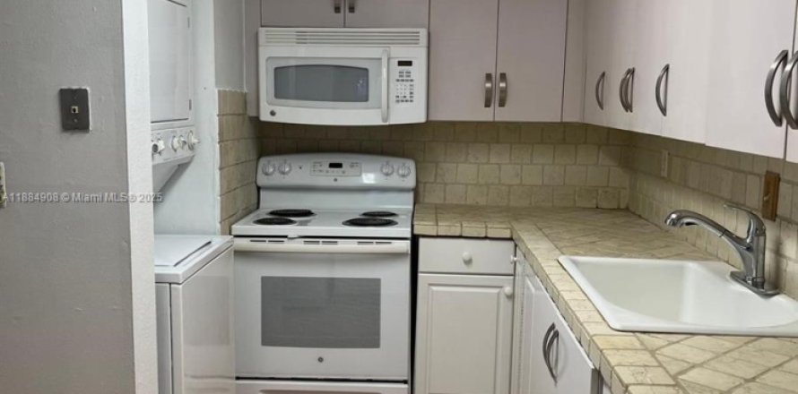 Condominio en Hialeah Gardens, Florida, 2 dormitorios № 1930564