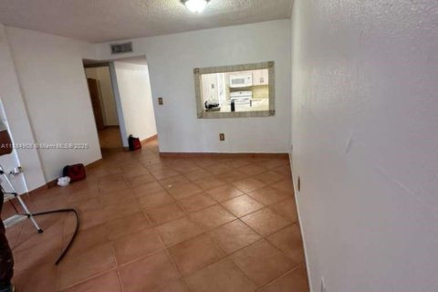 Condominio en alquiler en Hialeah Gardens, Florida, 2 dormitorios, 89.19 m2 № 1930564 - foto 5
