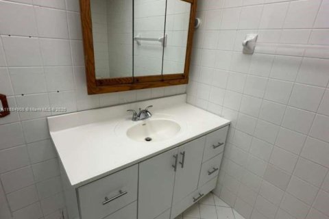 Condominio en alquiler en Hialeah Gardens, Florida, 2 dormitorios, 89.19 m2 № 1930564 - foto 11