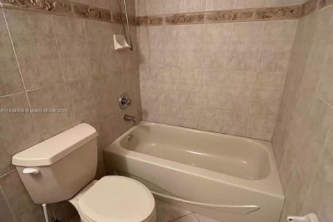 Condominio en alquiler en Hialeah Gardens, Florida, 2 dormitorios, 89.19 m2 № 1930564 - foto 24