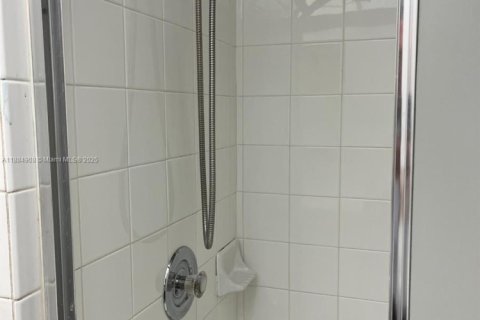 Condominio en alquiler en Hialeah Gardens, Florida, 2 dormitorios, 89.19 m2 № 1930564 - foto 17