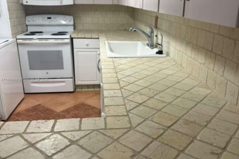 Condominio en alquiler en Hialeah Gardens, Florida, 2 dormitorios, 89.19 m2 № 1930564 - foto 2