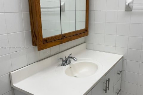 Condominio en alquiler en Hialeah Gardens, Florida, 2 dormitorios, 89.19 m2 № 1930564 - foto 10