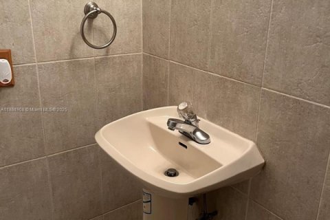 Condominio en alquiler en Hialeah Gardens, Florida, 2 dormitorios, 89.19 m2 № 1930564 - foto 25