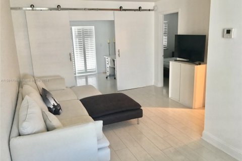 Condo in Miami Beach, Florida, 1 bedroom № 1959759 - photo 16