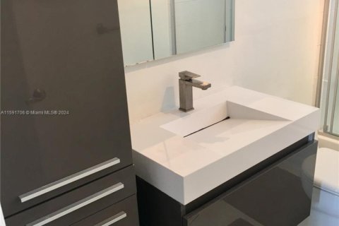 Condo in Miami Beach, Florida, 1 bedroom № 1959759 - photo 7