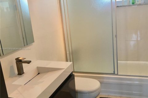 Condo in Miami Beach, Florida, 1 bedroom № 1959759 - photo 4