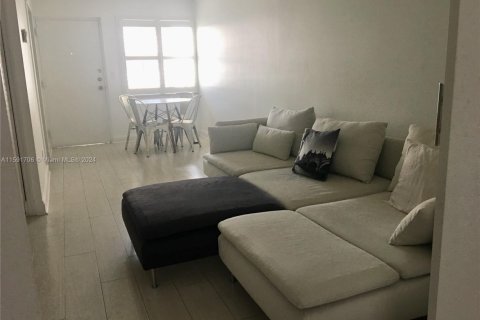 Condo in Miami Beach, Florida, 1 bedroom № 1959759 - photo 22