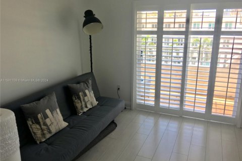 Condo in Miami Beach, Florida, 1 bedroom № 1959759 - photo 12