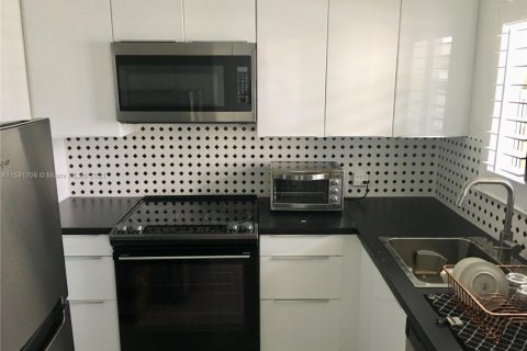 Condo in Miami Beach, Florida, 1 bedroom № 1959759 - photo 3