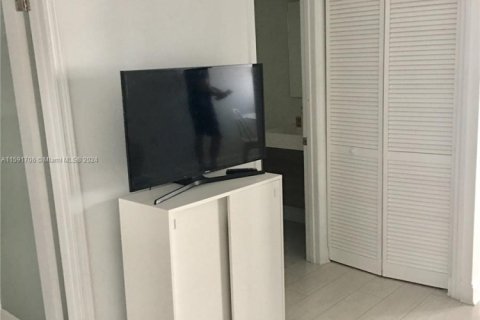 Condo in Miami Beach, Florida, 1 bedroom № 1959759 - photo 23