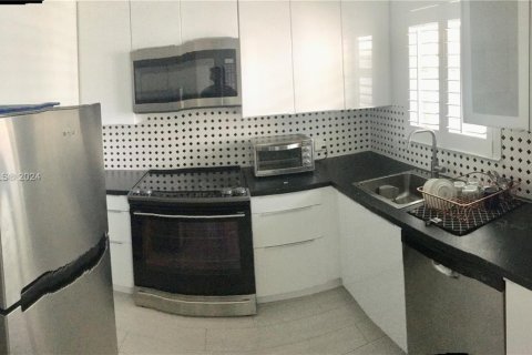Condo in Miami Beach, Florida, 1 bedroom № 1959759 - photo 5