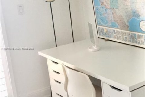 Condo in Miami Beach, Florida, 1 bedroom № 1959759 - photo 13
