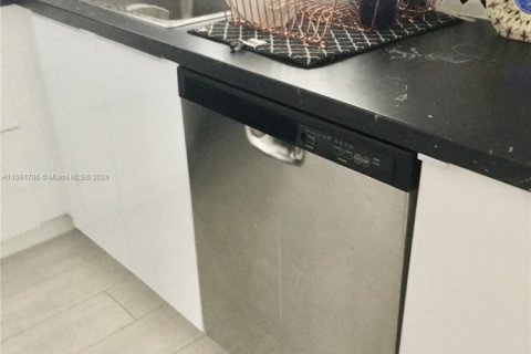Condo in Miami Beach, Florida, 1 bedroom № 1959759 - photo 18