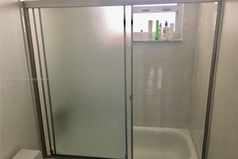 Condo in Miami Beach, Florida, 1 bedroom № 1959759 - photo 9