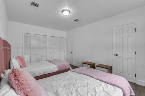 House in North Miami, Florida 4 bedrooms, 151.52 sq.m. № 2275990 - photo 19