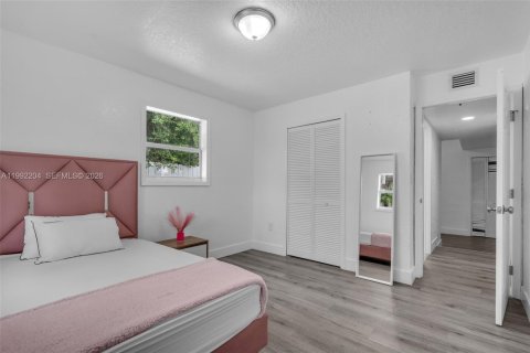 House in North Miami, Florida 4 bedrooms, 151.52 sq.m. № 2275990 - photo 17