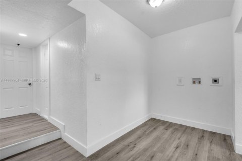 House in North Miami, Florida 4 bedrooms, 151.52 sq.m. № 2275990 - photo 11
