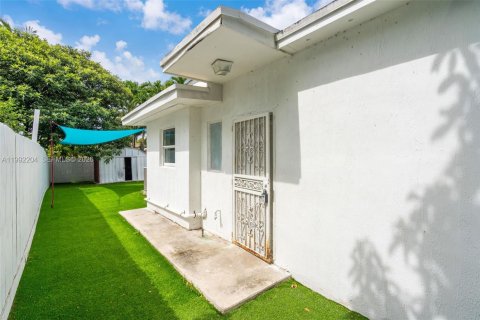 House in North Miami, Florida 4 bedrooms, 151.52 sq.m. № 2275990 - photo 21