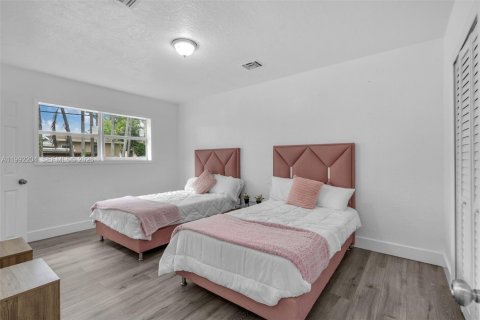 House in North Miami, Florida 4 bedrooms, 151.52 sq.m. № 2275990 - photo 18