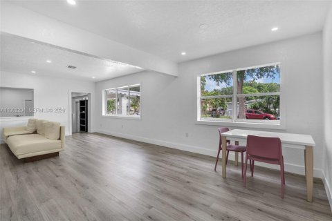 House in North Miami, Florida 4 bedrooms, 151.52 sq.m. № 2275990 - photo 5