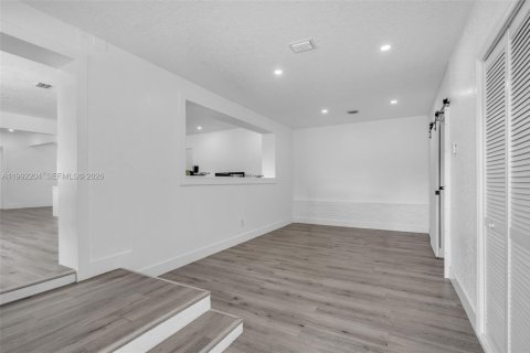House in North Miami, Florida 4 bedrooms, 151.52 sq.m. № 2275990 - photo 26