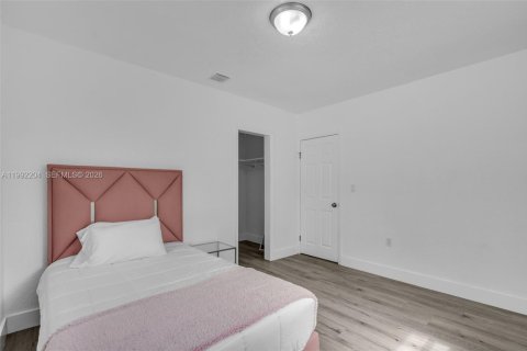 House in North Miami, Florida 4 bedrooms, 151.52 sq.m. № 2275990 - photo 8