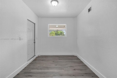 House in North Miami, Florida 4 bedrooms, 151.52 sq.m. № 2275990 - photo 12
