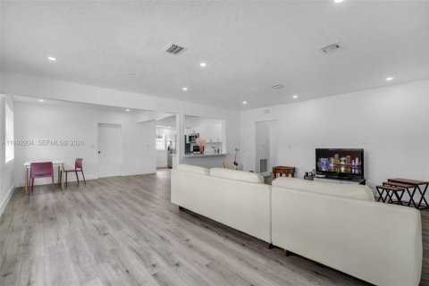 House in North Miami, Florida 4 bedrooms, 151.52 sq.m. № 2275990 - photo 28