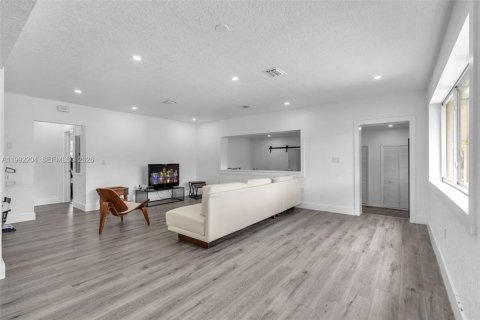 House in North Miami, Florida 4 bedrooms, 151.52 sq.m. № 2275990 - photo 29