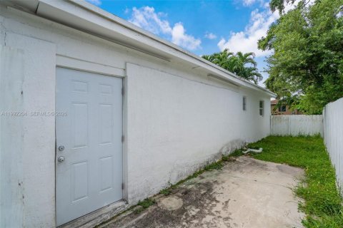 House in North Miami, Florida 4 bedrooms, 151.52 sq.m. № 2275990 - photo 23
